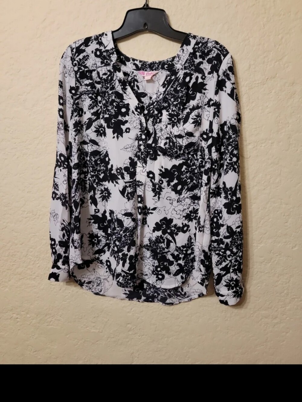 Candie's Black And White Floral Roll Tab Blouse Sz M